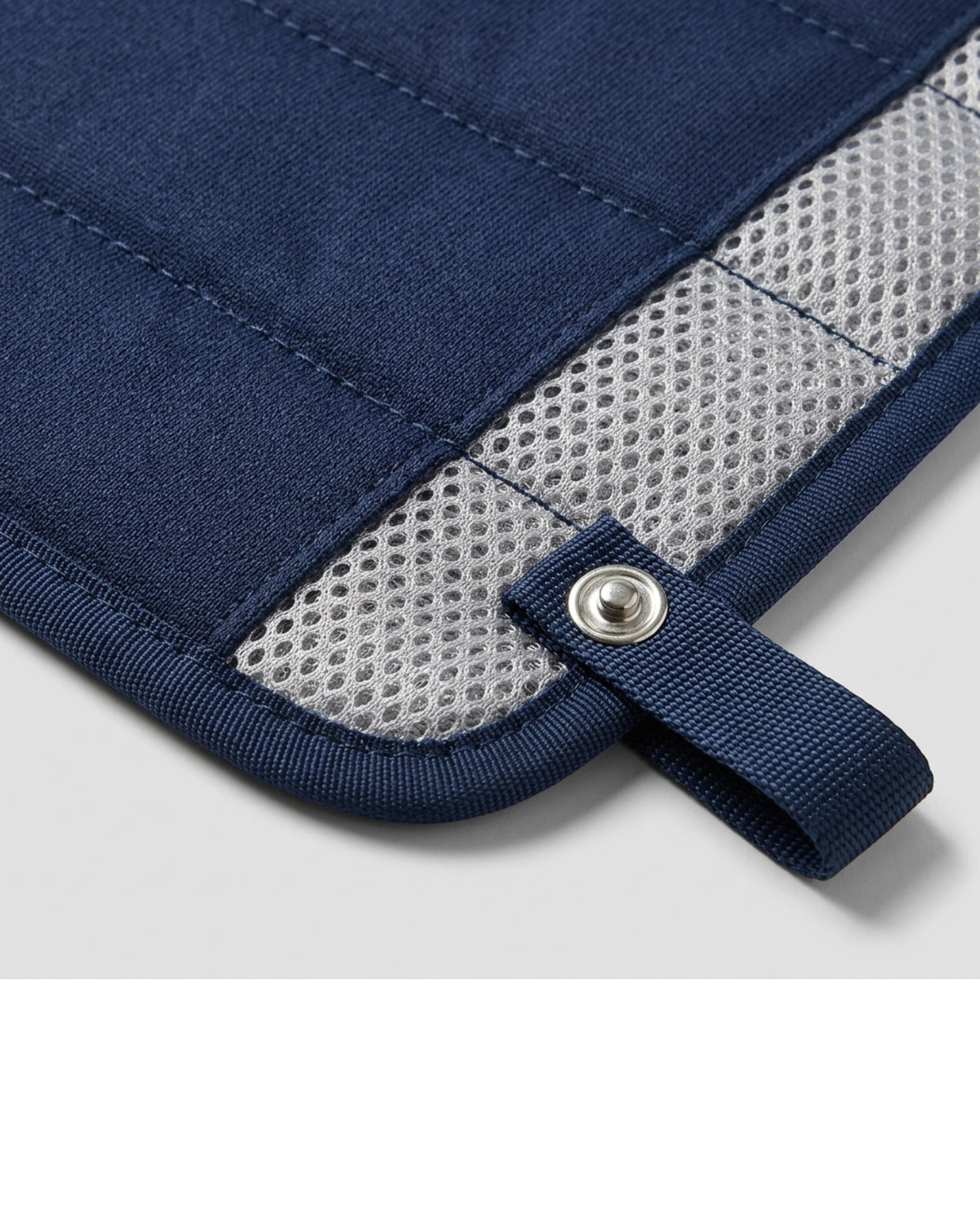 Lonby Double-Layer Mesh-Backed Training Towel 72 x 34 cm Navy Silver - Detail view