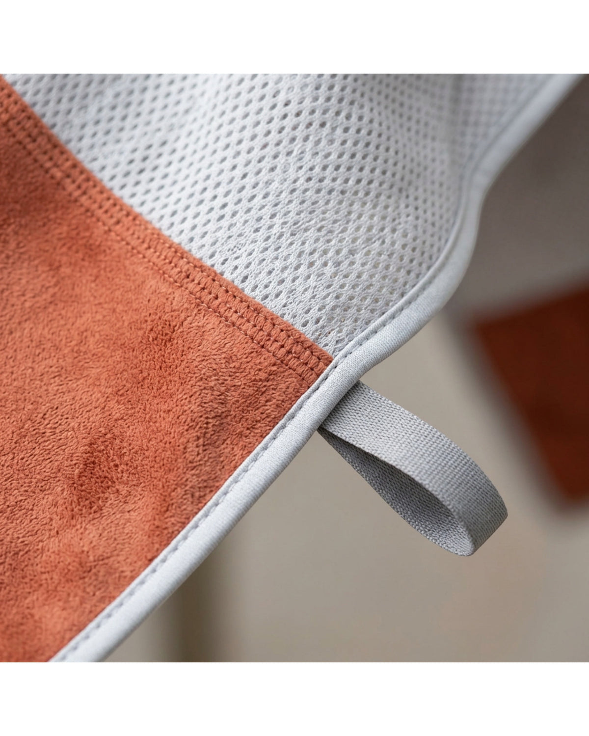 Lonby Dual-End Neck Training Towel with Center Mesh Panel 108 x 22 cm Terracotta Gray - Detail view