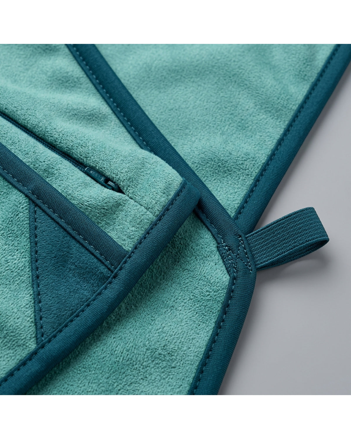 Lonby Suede Microfiber Fitness Towel with Zipper Pocket 82 x 34 cm Sea Green - Detail view